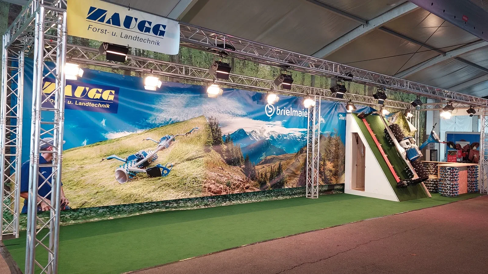 Bühne und Traversensystem für Event und Messestand