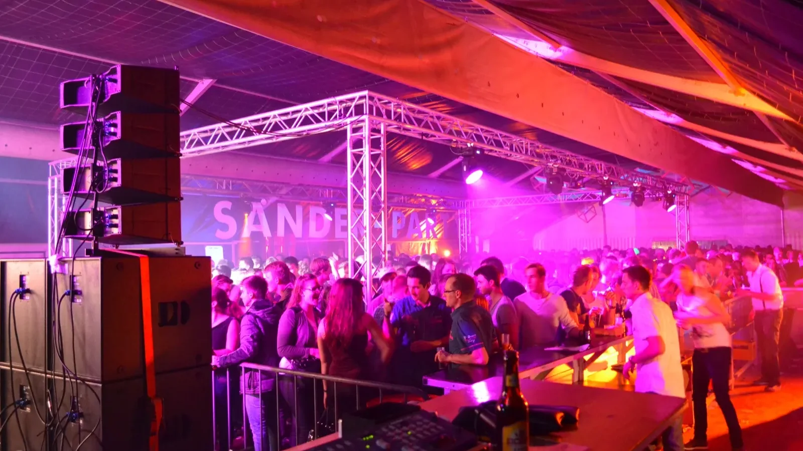 DJ-Equipment mit Mischpult, Beschallung und Lichttechnik für eine Party