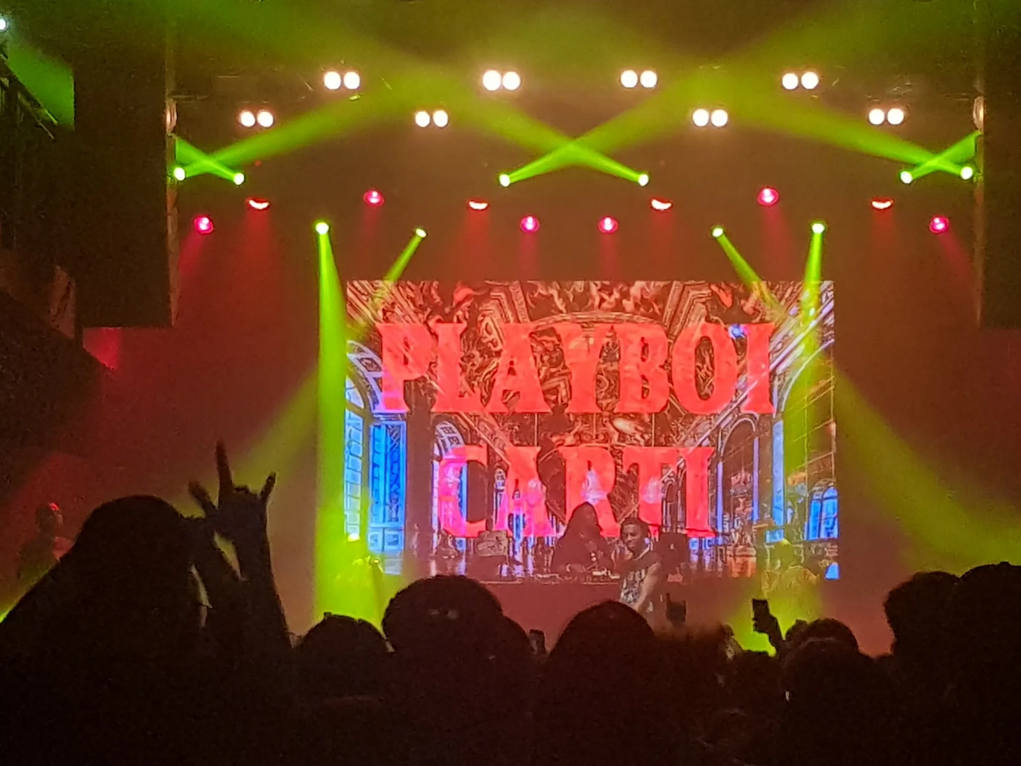 Konzertbühne mit Lichttechnik, LED-Screen und Publikum bei der Playboy Party