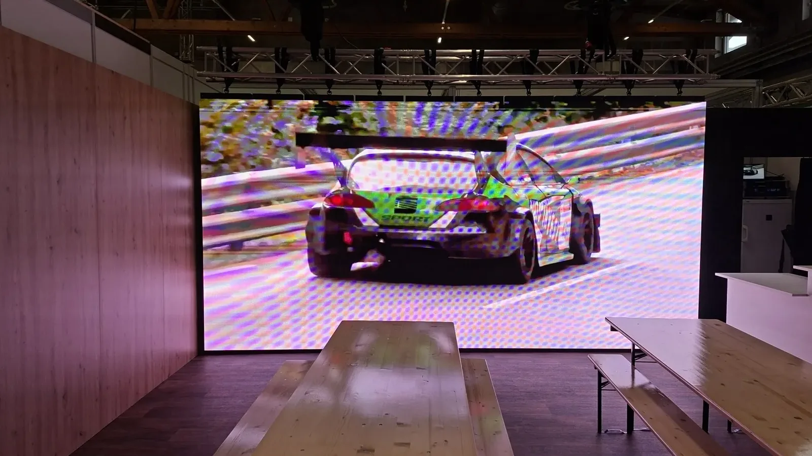 Messestand mit LED Wand – LED-Screen 5x2.5m Hängende Montage.