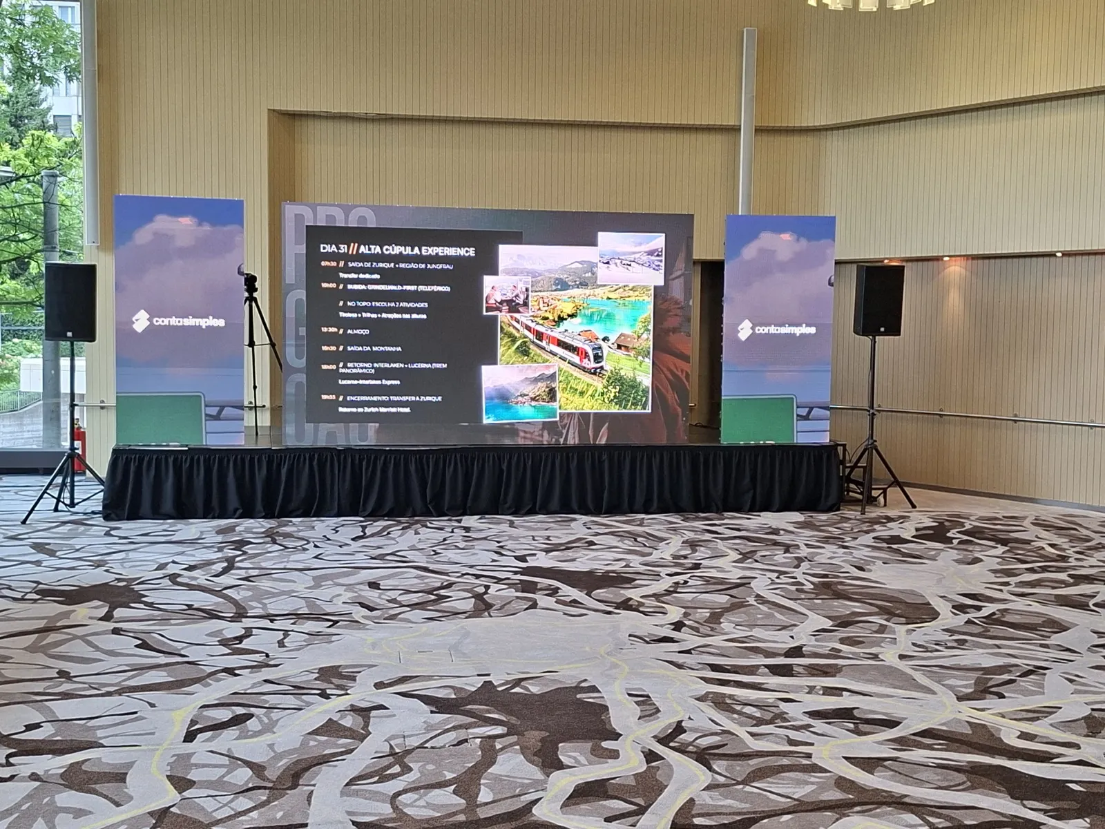 Corporate Event – LED-Screen mit zwei Bildern. 1x Präsentation und auf den beiden Seiten Videos. Beschallungsanlage.