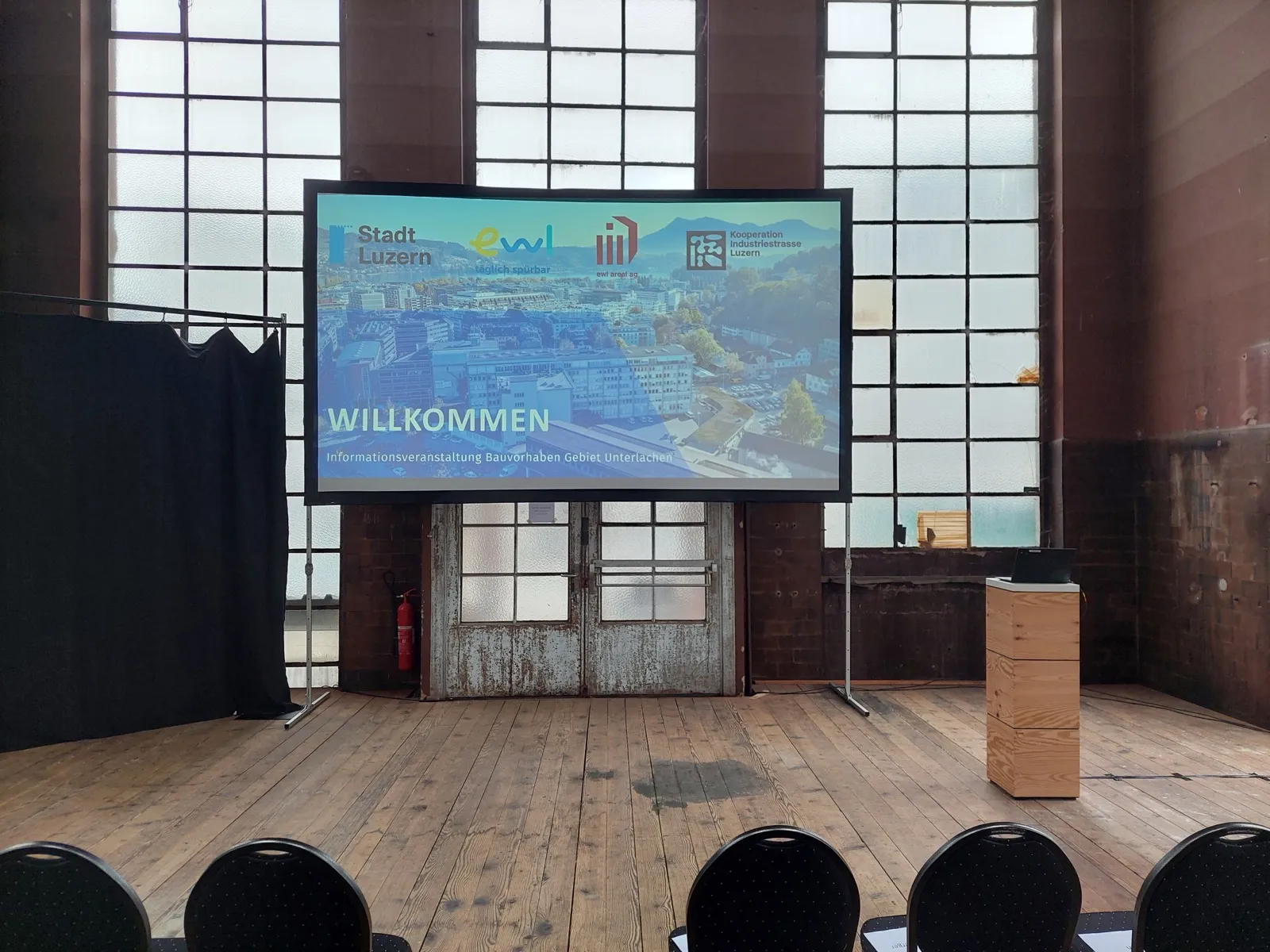 Grossleinwand mit Videoprojektion bei einer Informationsveranstaltung in Luzern