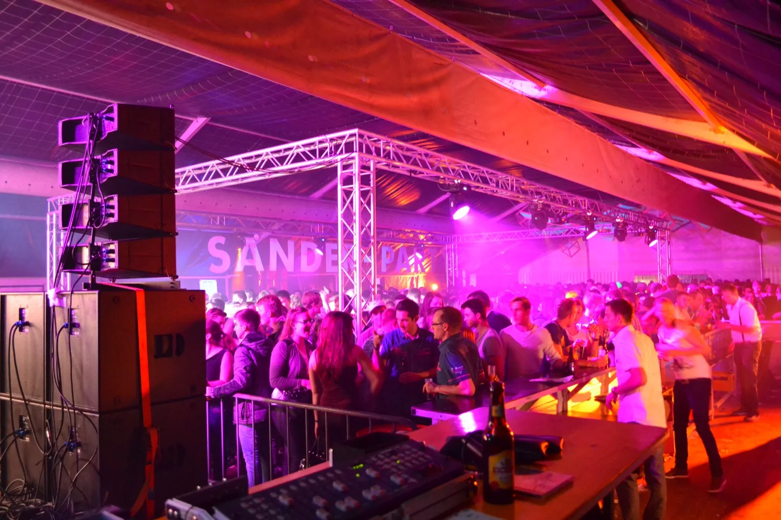 Komplettes Licht-, Ton- und Videosetup für drei Floors mit rund 3000 Besuchern