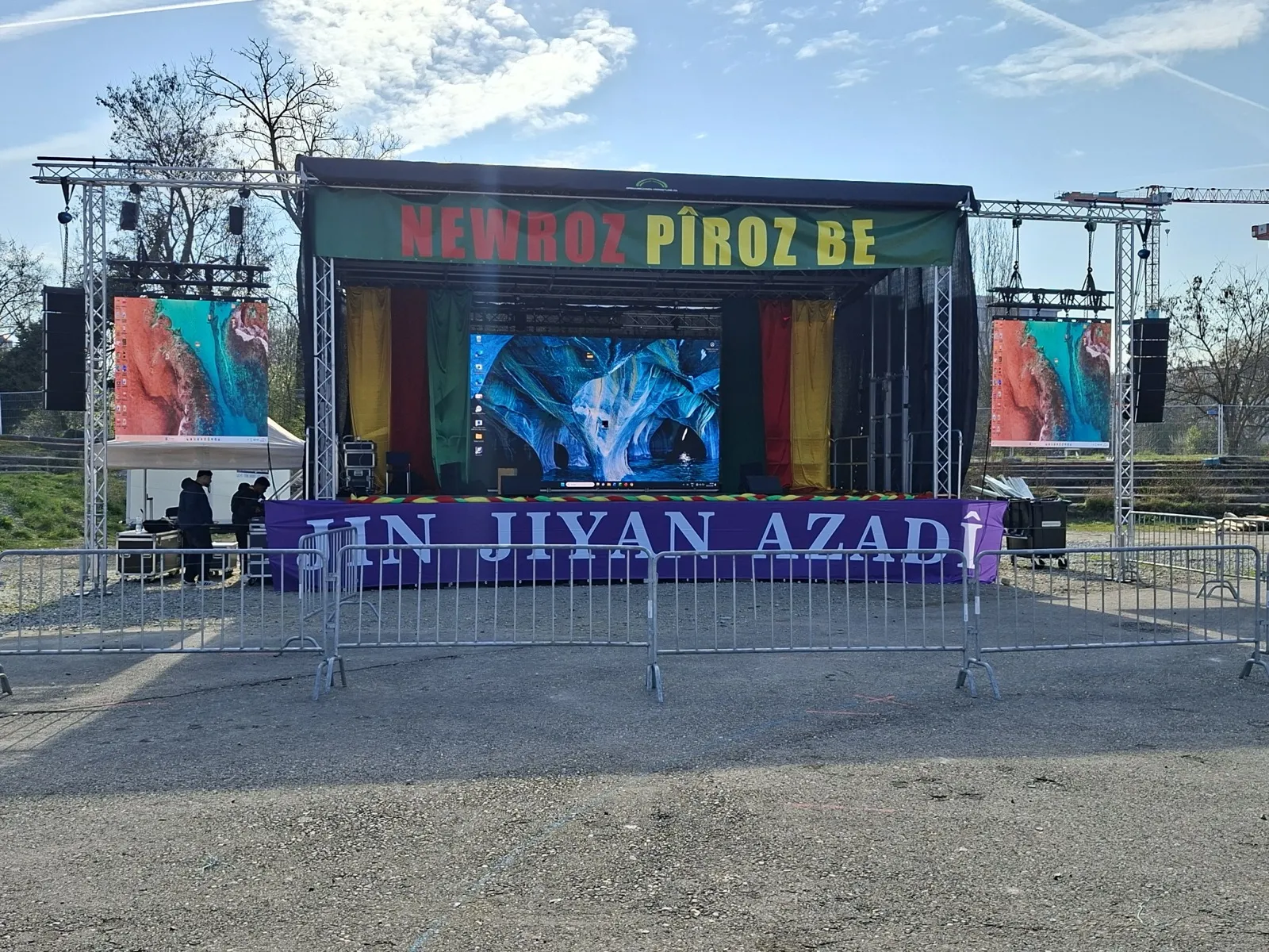 Feier auf dem Hartturmplatz in Zürich mit ca. 8000 Besuchern – Mobile Bühne 10x6x6m, LED Wand 1x 5x3m und 2x2x2m.
