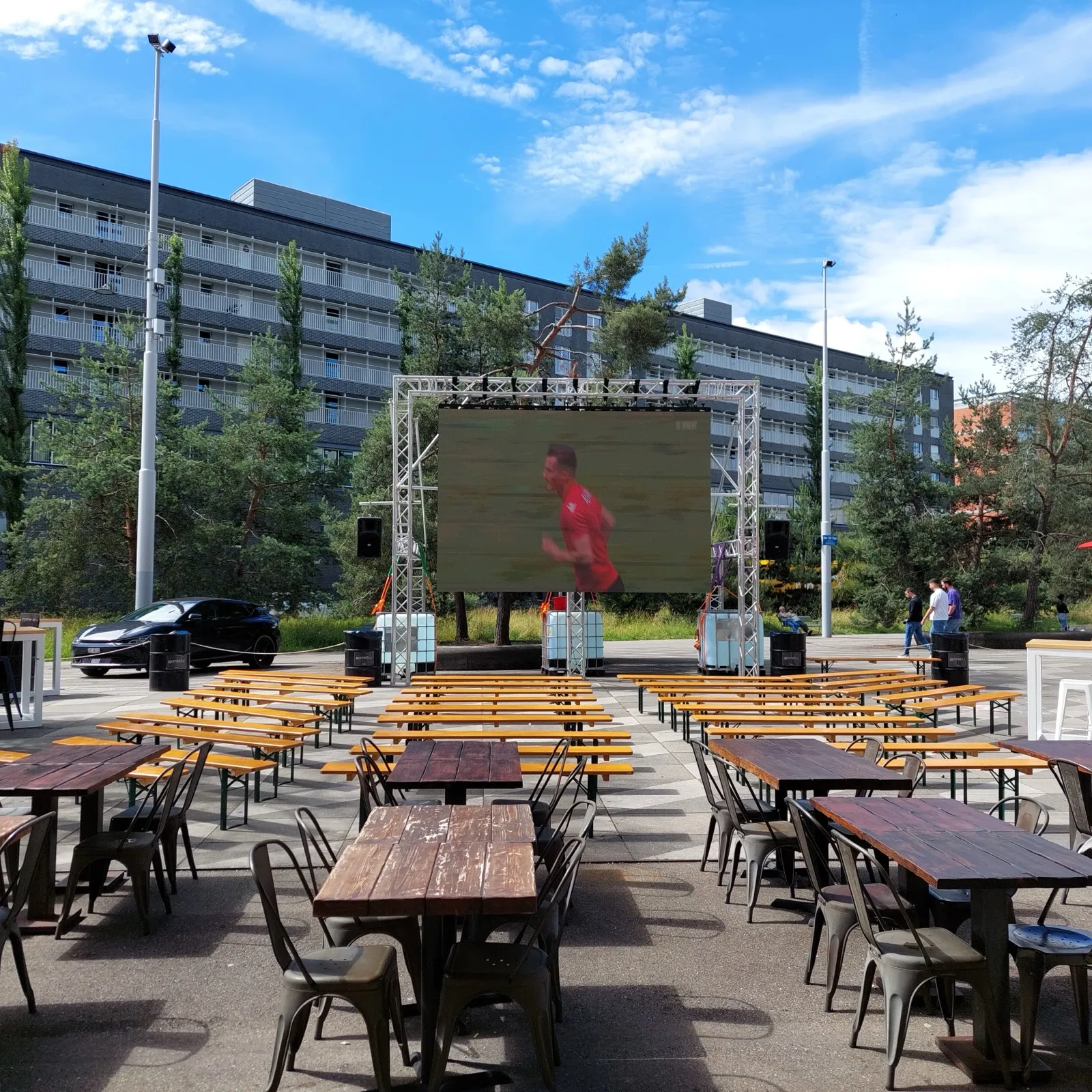 Public Viewing in Zürich – LED-Screen 5x3m, Beschallungsanlage und komplette Traversenkonstruktion.