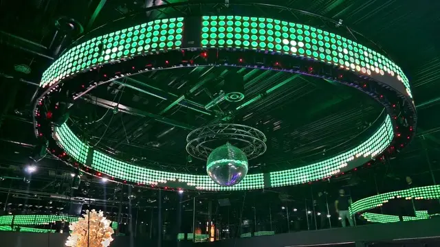 LED-Screen in Club – LED-Screen in Club. Innen- und Aussenprojektion. Durchmesser 8m, 0.5m Höhe.