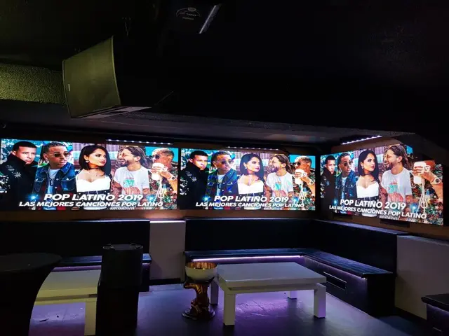 Festinstallation Video Technik in Club – Festinstallation in Club in Zürich. 6x LED-Screen 2x1m und 8x 65" Monitor.