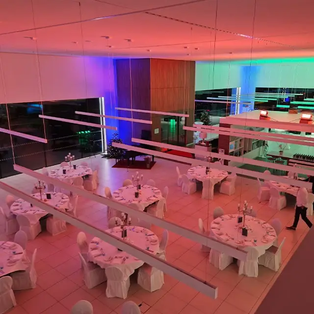 Kundenanlass in Autohaus – Dekobeleuchtung von Auto Showroom.