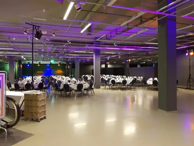 Licht und Tontechnik zu Firmenfeier – Dekolicht, Bühnenbeleuchtung und Tontechnik zu Konzert.