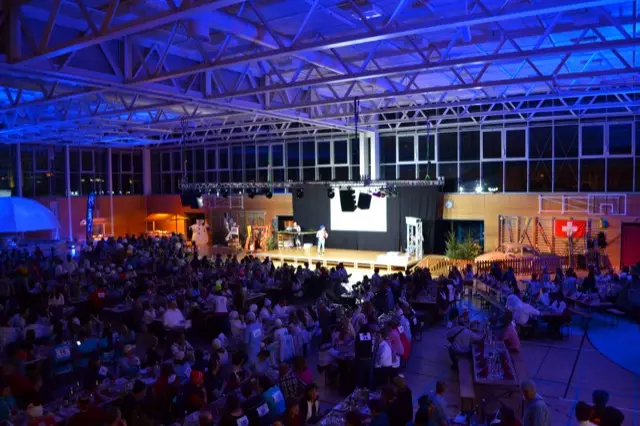 Firmenfest Paraplegiker Zentrum mit 750 Besuchern – Deko-, Bühnenlicht, Ton- und Video Technik.
