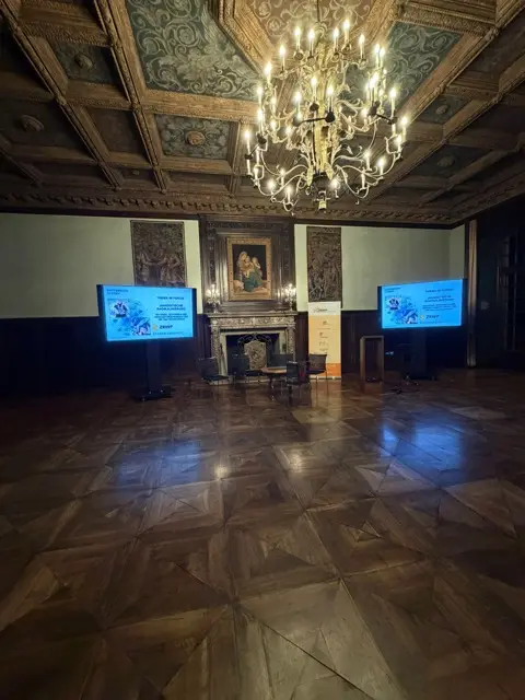 Kultur Event in der St. Charles Hall in Meggen – Komplette Video Technik mit Signal Splitting und Bildübertragung mit zwei 86" TV / Monitore.