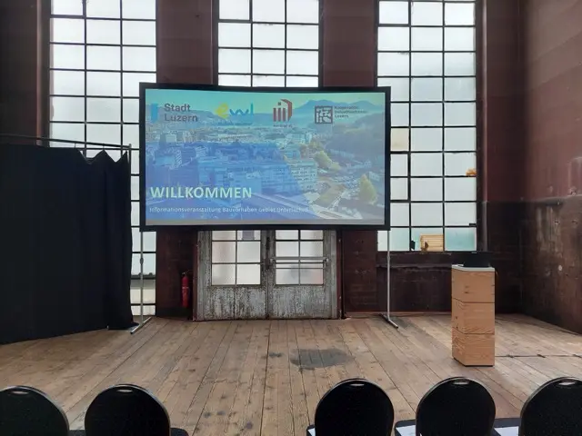 Informationsveranstaltung neues Bauprojekt EWL Areal Luzern – Leinwand 4.25x2.25m mit Laser Beamer, Beschallung und Beleuchtung.