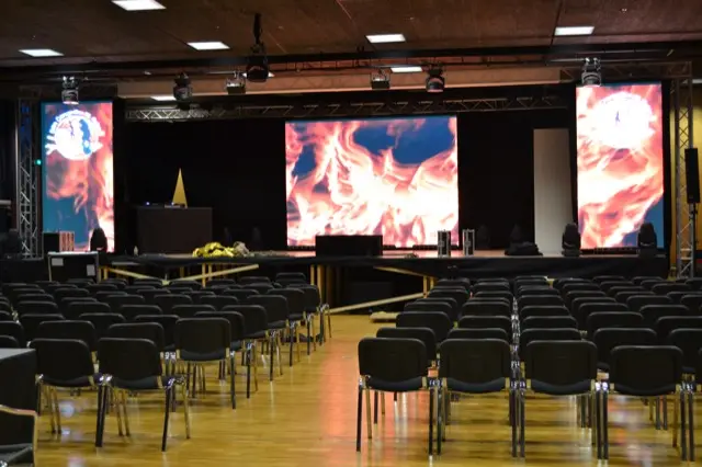 Konferenz in der Olma Halle – LED-Screen 5x3m 2x 2x3m, Lichttechnik und Beschallungsanlage.