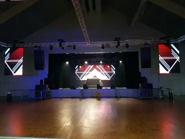 Konzert – LED-Screen 8x3m und 2x 3x2m.