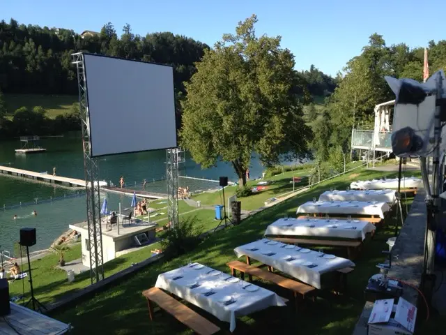 Open-Air Kino in der Rotseebadi Ebikon – Lichtrigging und Videotechnik zu Openairkino.
