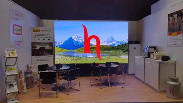 Messestand mit LED-Wand – LED-Screen 3.5x2m auf Bühnenpodest.