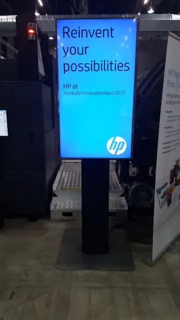 Messestand in der Messe Luzern – Licht- Ton- und Video Technik. Auf dem Bild TV / Monitor vertikale Aufstellung.