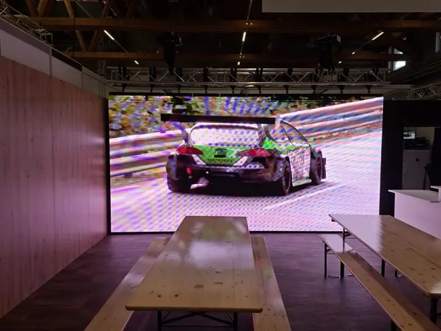 Messestand mit LED-Wand – LED-Screen 5x2.5m Hängende Montage.