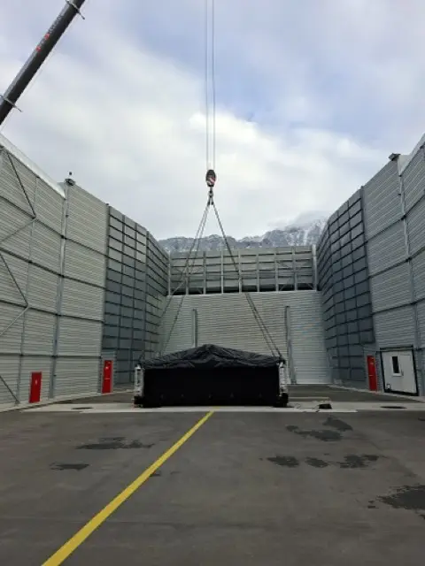 Beleuchtung für Filmaufnahmen, Hängende Montage an Pneukran – Traversenkonstruktion 6.5x4.5x3m, komplett verkleidet mit Molton und Leuchten.