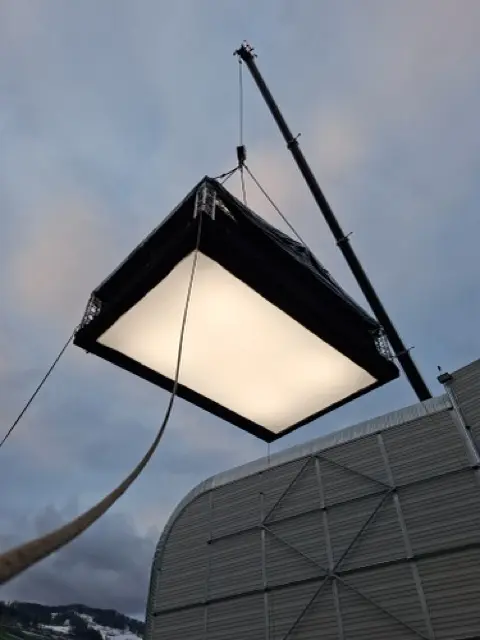 Beleuchtung für Filmaufnahmen, Hängende Montage an Pneukran – Traversenkonstruktion 6.5x4.5x3m, komplett verkleidet mit Molton und Leuchten.