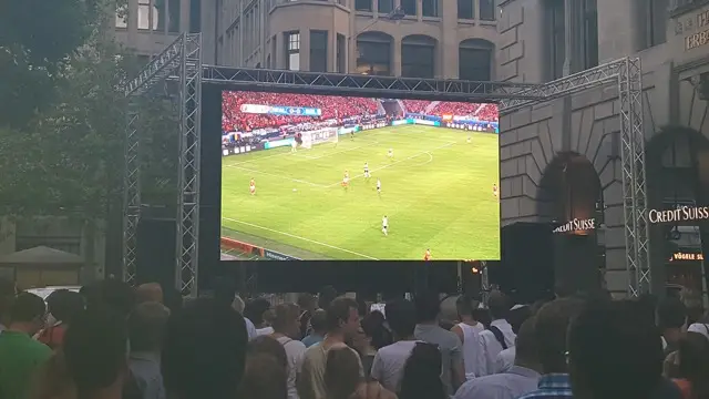 Live Übertragung von Fussball – LED-Screen 5.5x3m an Traversenkonstruktion.