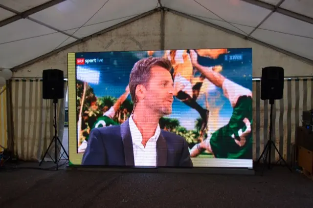 Public Viewing mit ca. 100 Zuschauern – LED-Screen 4.5x2.5m mit Beschallungsanlage und Bodenrigging.