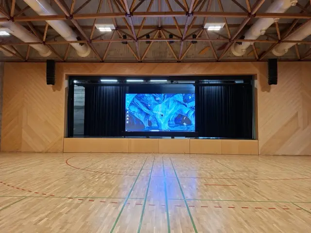Public Viewing in Halle 60x30m – LED-Wand auf Bühnenpodeste 5.5x3m und Beschallung über Hausanlage.