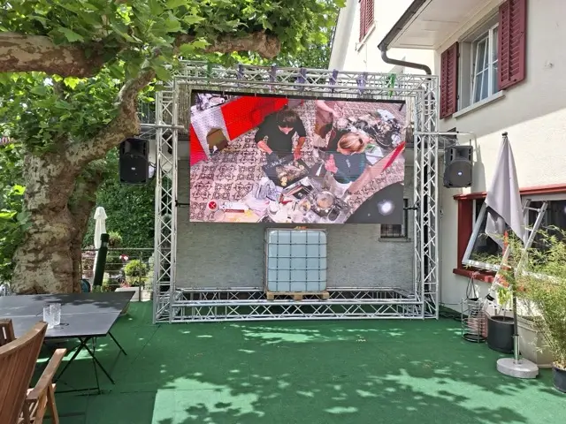 Public Viewing am Zürichsee auf Restaurantterrasse – LED-Wand auf Bühnenpodeste 3.5x2m und Beschallung.