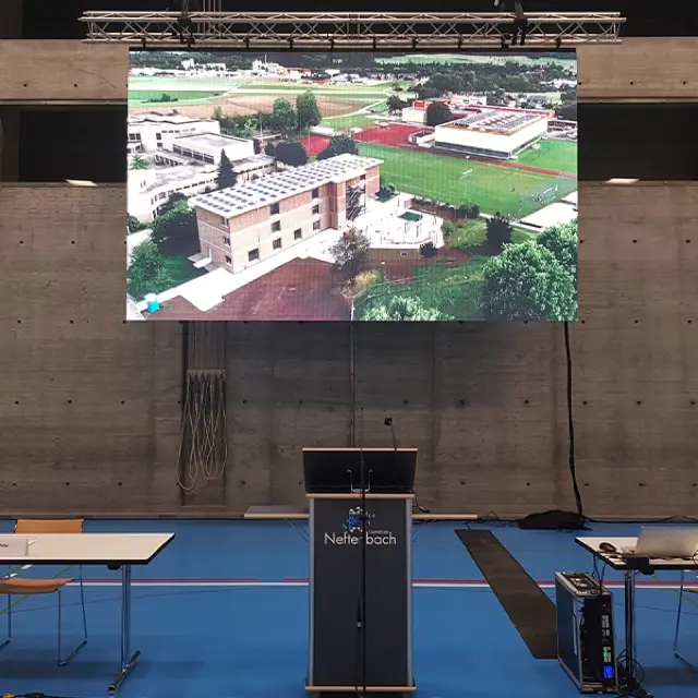 Informationsveranstaltung – 5.5x3m LED-Screen geflogen und Beschallung der Halle.