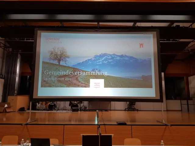 Informationsveranstaltung – 4.25x2.25m Leinwand, Rückprojektion mit Projektor.